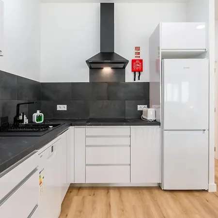 Charming 1bdr Flat In By Lovelystay